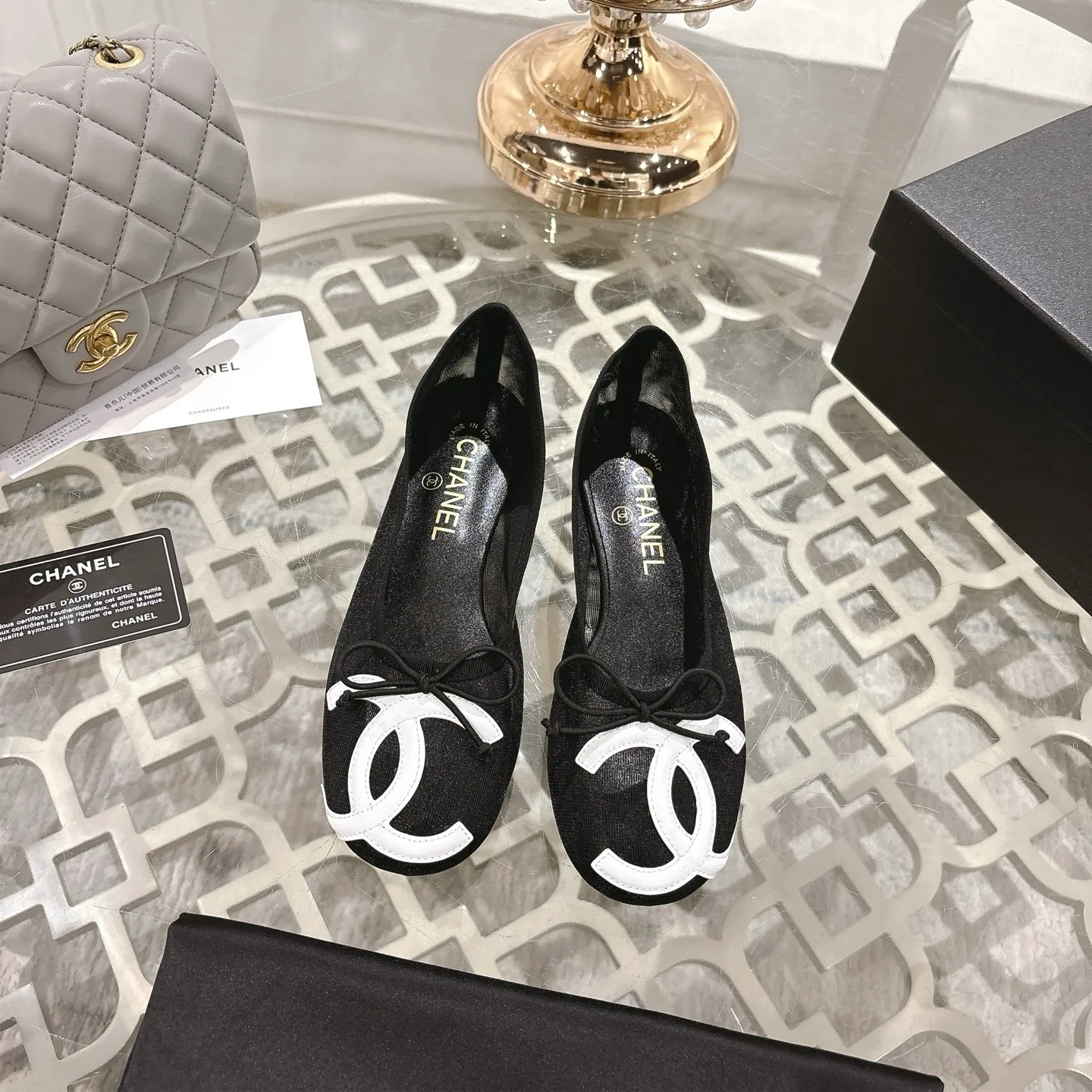 👟👟Ex-factory price 520👟👟 Mesh [purchase-level quality] CHANEL Xiaoxiang 25/A new summer bow-tie shoes 💃 This pair of "dancing shoes" is really breathtakingly beautiful! Made of cowhide fabric + exquisite electric embroidery, every detail exudes a sense of high-end ~ classic bow design, Italian genuine leather sole, comfortable and elegant on the feet, a perfect must-have for fairies!  🌟 All counters are from the same source! All materials are customized according to the original 1:1, and are developed and patterned from genuine products. The quality is absolutely assured ~ a classic that must be bought every year, a versatile artifact that looks great whether paired with skirts or jeans!  💖 The perfect finishing touch for summer outfits, sisters, just do it! 👉 Fabric: Imported sheepskin Lining: Imported sheepskin Outsole: Private molded outsole Size: 35-40